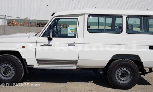 Acheter Import Voiture Toyota Land Cruiser Blanc à Import - Dubai, Grande Comore Acheter Import Voiture Toyota Land Cruiser Blanc à Import - Dubai, Grande Comore