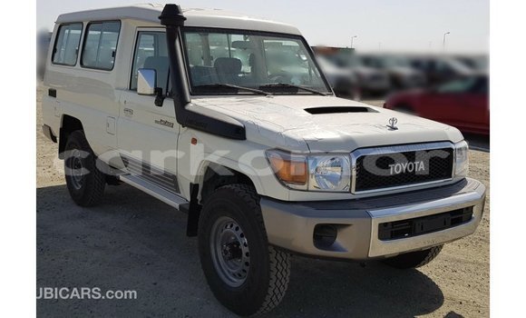 Acheter Import Voiture Toyota Land Cruiser Blanc à Import - Dubai, Grande Comore Acheter Import Voiture Toyota Land Cruiser Blanc à Import - Dubai, Grande Comore