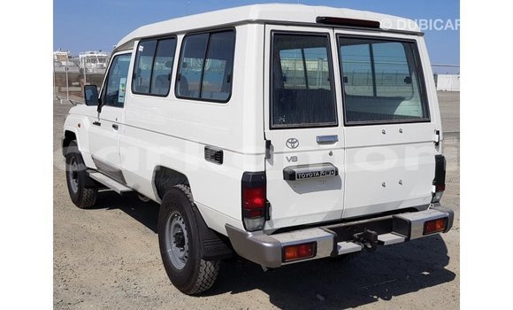 Acheter Import Voiture Toyota Land Cruiser Blanc à Import - Dubai, Grande Comore Acheter Import Voiture Toyota Land Cruiser Blanc à Import - Dubai, Grande Comore