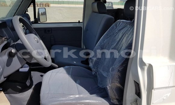 Acheter Import Voiture Toyota Land Cruiser Blanc à Import - Dubai, Grande Comore Acheter Import Voiture Toyota Land Cruiser Blanc à Import - Dubai, Grande Comore