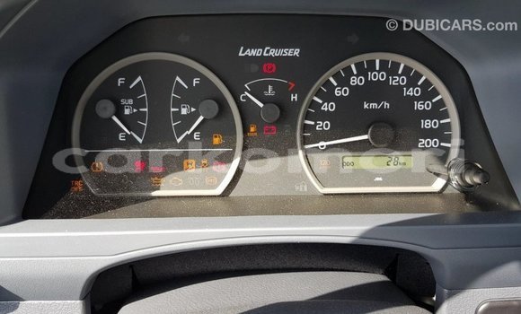 Acheter Import Voiture Toyota Land Cruiser Blanc à Import - Dubai, Grande Comore Acheter Import Voiture Toyota Land Cruiser Blanc à Import - Dubai, Grande Comore