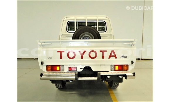 Acheter Import Voiture Toyota Land Cruiser Blanc à Import - Dubai, Grande Comore Acheter Import Voiture Toyota Land Cruiser Blanc à Import - Dubai, Grande Comore