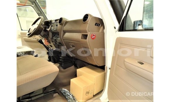 Acheter Import Voiture Toyota Land Cruiser Blanc à Import - Dubai, Grande Comore Acheter Import Voiture Toyota Land Cruiser Blanc à Import - Dubai, Grande Comore