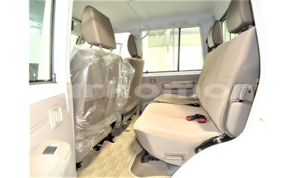 Acheter Import Voiture Toyota Land Cruiser Blanc à Import - Dubai, Grande Comore Acheter Import Voiture Toyota Land Cruiser Blanc à Import - Dubai, Grande Comore