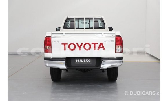 Acheter Import Voiture Toyota Hilux Blanc à Import - Dubai, Grande Comore Acheter Import Voiture Toyota Hilux Blanc à Import - Dubai, Grande Comore