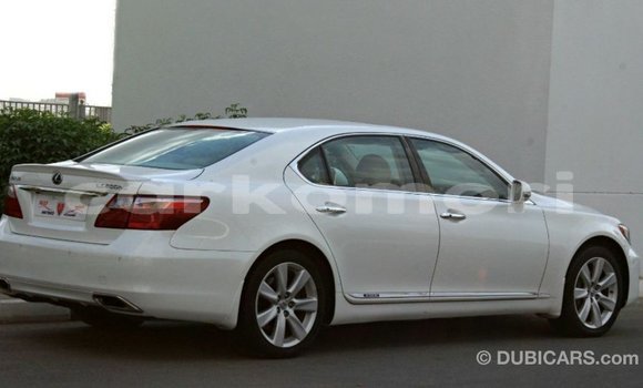 Acheter Import Voiture Lexus LS Blanc à Import - Dubai, Grande Comore Acheter Import Voiture Lexus LS Blanc à Import - Dubai, Grande Comore