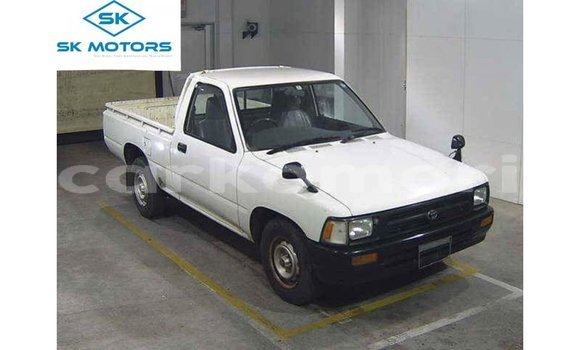 Buy Import Toyota Hilux White Car in Import - Dubai in Great Comore
