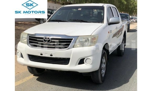 Acheter Import Voiture Toyota Hilux Blanc à Import - Dubai, Grande Comore
