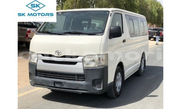 Acheter Import Voiture Toyota Hiace Blanc à Import - Dubai, Grande Comore