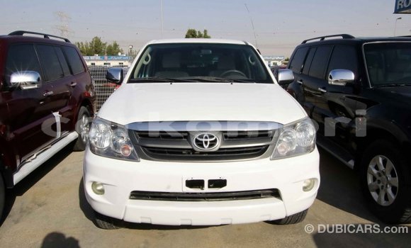 Acheter Import Voiture Toyota Fortuner Blanc à Import - Dubai, Grande Comore Acheter Import Voiture Toyota Fortuner Blanc à Import - Dubai, Grande Comore
