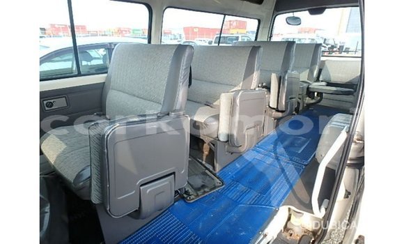 Acheter Import Voiture Nissan Caravan Blanc à Import - Dubai, Grande Comore Acheter Import Voiture Nissan Caravan Blanc à Import - Dubai, Grande Comore