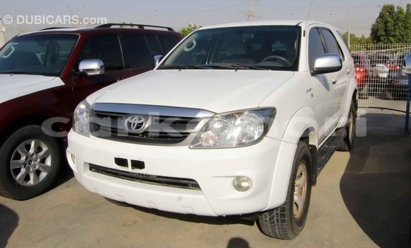 Acheter Import Voiture Toyota Fortuner Blanc à Import - Dubai, Grande Comore Acheter Import Voiture Toyota Fortuner Blanc à Import - Dubai, Grande Comore
