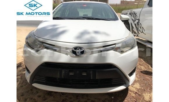 Acheter Import Voiture Toyota Yaris Blanc à Import - Dubai, Grande Comore