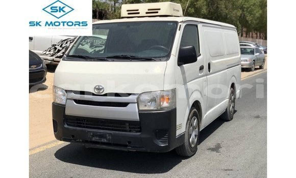 Acheter Import Voiture Toyota Hiace Blanc à Import - Dubai, Grande Comore
