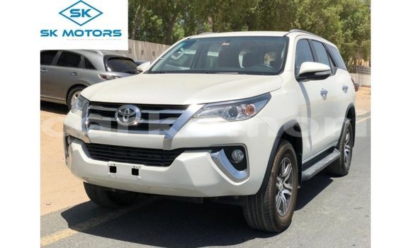 Acheter Import Voiture Toyota Fortuner Blanc à Import - Dubai, Grande Comore
