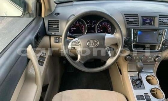 Buy Used Toyota Highlander White Car in Import - Dubai in Great Comore Buy Used Toyota Highlander White Car in Import - Dubai in Great Comore
