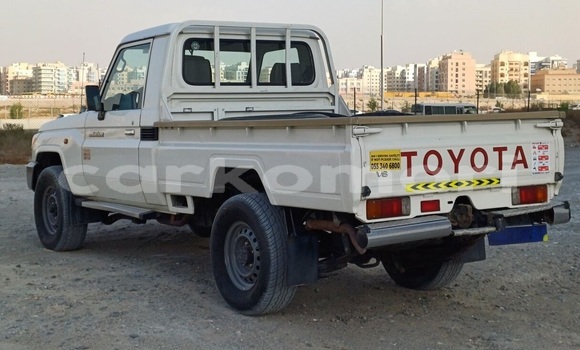 Acheter Occasion Voiture Toyota Land Cruiser Blanc à Moroni, Grande Comore Acheter Occasion Voiture Toyota Land Cruiser Blanc à Moroni, Grande Comore