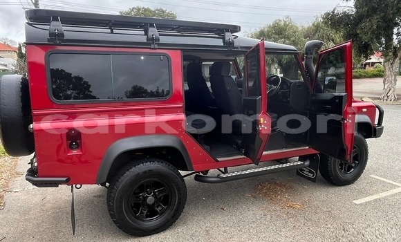 Acheter Occasion Voiture Land Rover Defender Rouge à Moroni, Grande Comore Acheter Occasion Voiture Land Rover Defender Rouge à Moroni, Grande Comore