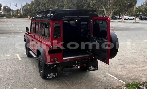 Acheter Occasion Voiture Land Rover Defender Rouge à Moroni, Grande Comore Acheter Occasion Voiture Land Rover Defender Rouge à Moroni, Grande Comore