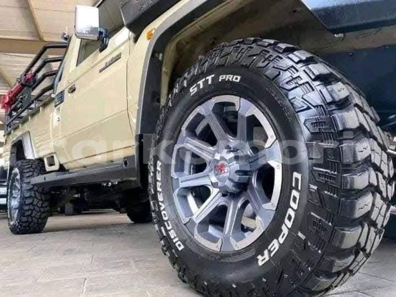 Big with watermark toyota land cruiser grande comore moroni 3982