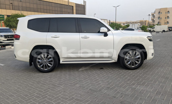 Buy Used Toyota Land Cruiser White Car in Moroni in Great Comore Buy Used Toyota Land Cruiser White Car in Moroni in Great Comore
