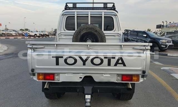Acheter Occasion Voiture Toyota Land Cruiser Gris à Mirontsi, Anjouan Acheter Occasion Voiture Toyota Land Cruiser Gris à Mirontsi, Anjouan