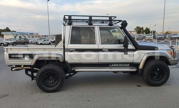 Acheter Occasion Voiture Toyota Land Cruiser Gris à Mirontsi, Anjouan Acheter Occasion Voiture Toyota Land Cruiser Gris à Mirontsi, Anjouan
