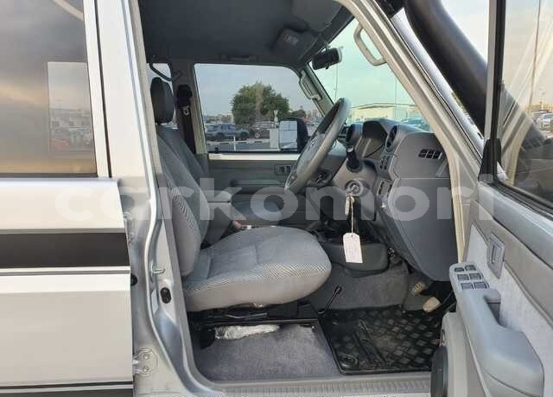 Big with watermark toyota land cruiser anjouan mirontsi 3997