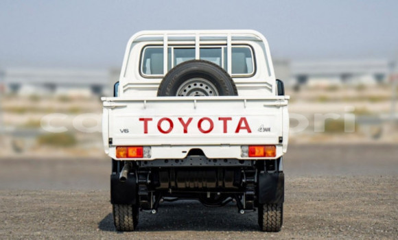 Acheter Occasion Voiture Toyota Land Cruiser Blanc à Moroni, Grande Comore Acheter Occasion Voiture Toyota Land Cruiser Blanc à Moroni, Grande Comore