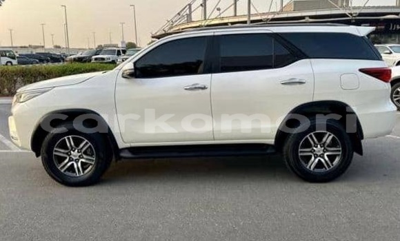 Acheter Occasion Voiture Toyota Fortuner Blanc à Moroni, Grande Comore Acheter Occasion Voiture Toyota Fortuner Blanc à Moroni, Grande Comore