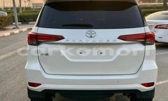 Acheter Occasion Voiture Toyota Fortuner Blanc à Moroni, Grande Comore Acheter Occasion Voiture Toyota Fortuner Blanc à Moroni, Grande Comore