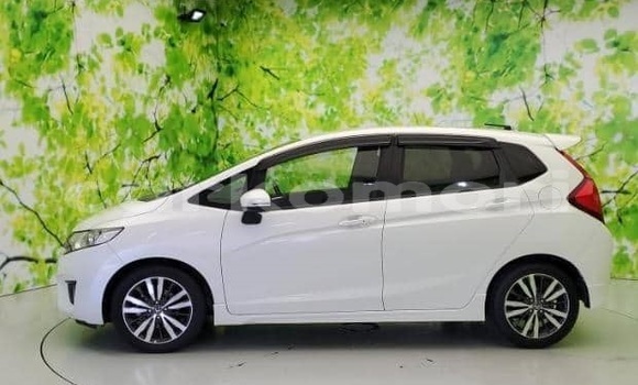 Acheter Occasion Voiture Honda FIT Blanc à Moroni, Grande Comore Acheter Occasion Voiture Honda FIT Blanc à Moroni, Grande Comore
