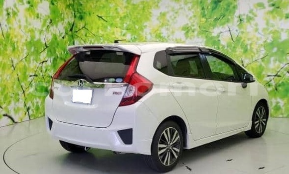 Acheter Occasion Voiture Honda FIT Blanc à Moroni, Grande Comore Acheter Occasion Voiture Honda FIT Blanc à Moroni, Grande Comore