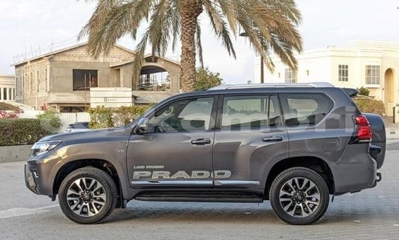 Acheter Occasion Voiture Toyota Land Cruiser Prado Blanc à Moroni, Grande Comore Acheter Occasion Voiture Toyota Land Cruiser Prado Blanc à Moroni, Grande Comore