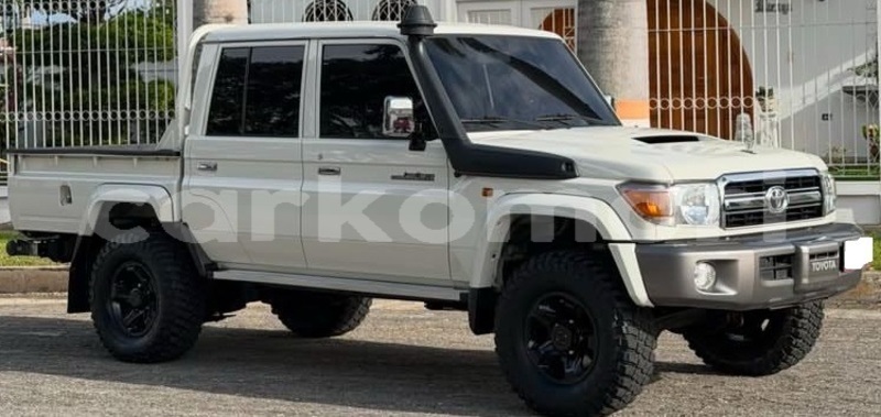 Big with watermark toyota land cruiser anjouan domoni 4051
