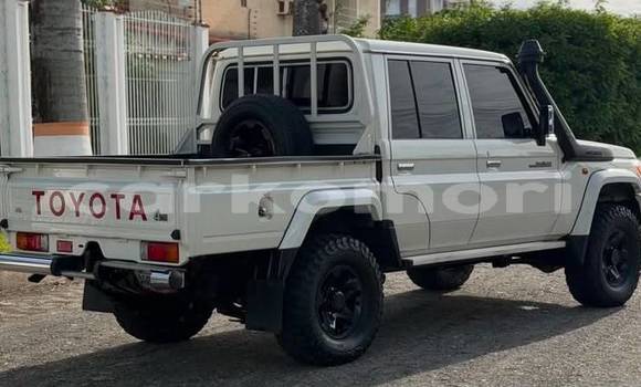 Acheter Occasion Voiture Toyota Land Cruiser Blanc à Domoni, Anjouan Acheter Occasion Voiture Toyota Land Cruiser Blanc à Domoni, Anjouan