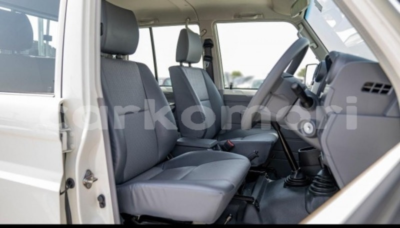 Big with watermark toyota land cruiser anjouan domoni 4051