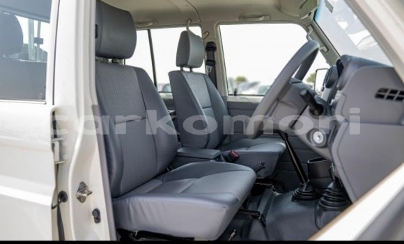 Acheter Occasion Voiture Toyota Land Cruiser Blanc à Domoni, Anjouan Acheter Occasion Voiture Toyota Land Cruiser Blanc à Domoni, Anjouan