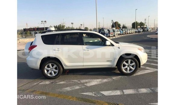 Acheter Import Voiture Toyota 4Runner Blanc à Import - Dubai, Grande Comore Acheter Import Voiture Toyota 4Runner Blanc à Import - Dubai, Grande Comore