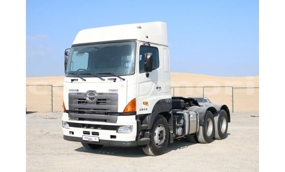 Acheter Import Utilitaire Hino 300 Series Blanc à Import - Dubai, Grande Comore