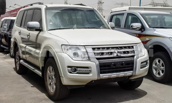 Acheter Import Voiture Mitsubishi Pajero Blanc à Import - Dubai, Grande Comore Acheter Import Voiture Mitsubishi Pajero Blanc à Import - Dubai, Grande Comore