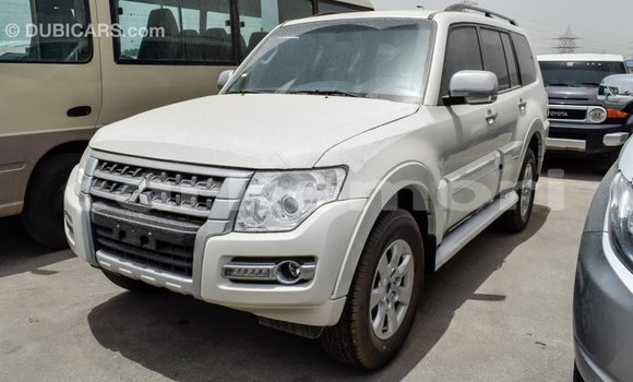 Acheter Import Voiture Mitsubishi Pajero Blanc à Import - Dubai, Grande Comore Acheter Import Voiture Mitsubishi Pajero Blanc à Import - Dubai, Grande Comore