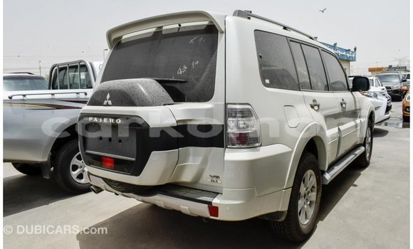 Acheter Import Voiture Mitsubishi Pajero Blanc à Import - Dubai, Grande Comore Acheter Import Voiture Mitsubishi Pajero Blanc à Import - Dubai, Grande Comore