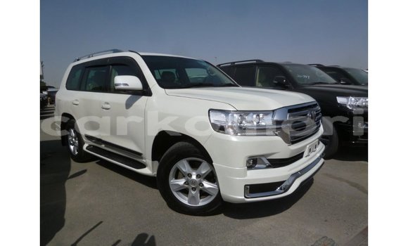Acheter Import Voiture Toyota Land Cruiser Blanc à Import - Dubai, Grande Comore Acheter Import Voiture Toyota Land Cruiser Blanc à Import - Dubai, Grande Comore