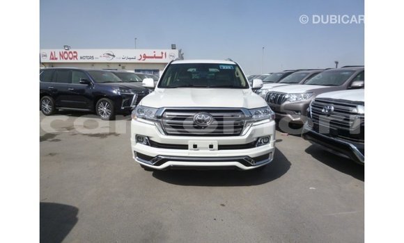 Acheter Import Voiture Toyota Land Cruiser Blanc à Import - Dubai, Grande Comore Acheter Import Voiture Toyota Land Cruiser Blanc à Import - Dubai, Grande Comore