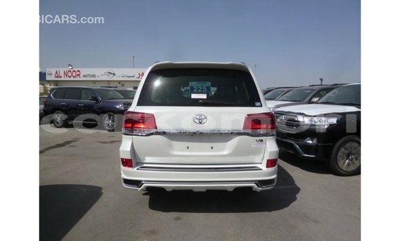 Acheter Import Voiture Toyota Land Cruiser Blanc à Import - Dubai, Grande Comore Acheter Import Voiture Toyota Land Cruiser Blanc à Import - Dubai, Grande Comore