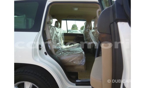 Acheter Import Voiture Toyota Land Cruiser Blanc à Import - Dubai, Grande Comore Acheter Import Voiture Toyota Land Cruiser Blanc à Import - Dubai, Grande Comore