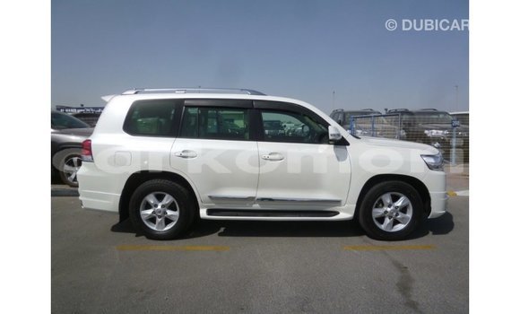Acheter Import Voiture Toyota Land Cruiser Blanc à Import - Dubai, Grande Comore Acheter Import Voiture Toyota Land Cruiser Blanc à Import - Dubai, Grande Comore