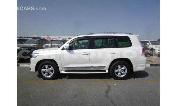 Acheter Import Voiture Toyota Land Cruiser Blanc à Import - Dubai, Grande Comore Acheter Import Voiture Toyota Land Cruiser Blanc à Import - Dubai, Grande Comore