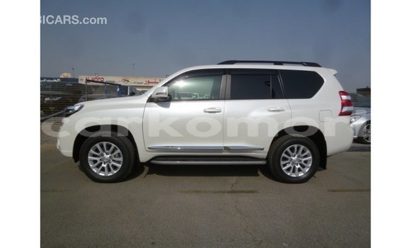 Acheter Import Voiture Toyota Prado Blanc à Import - Dubai, Grande Comore Acheter Import Voiture Toyota Prado Blanc à Import - Dubai, Grande Comore